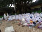 siswa-mts-model-martapura-salat-berjamaah-di-halaman-sekolah_20170410_161551.jpg