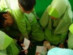 siswa-sd-islam-terpadu-robbani-di-banajarbaru-peduli-rohingya_20170908_112507.jpg