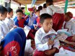 siswa-sdn-benua-anyar-9-banjarmasin-bersemangat-baca-buku-di-klotok.jpg