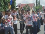 siswa-slta-di-palangkaraya-merayakan-kelulusan-dengan-mencoret-baju-seragam_20160507_120605.jpg