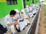 siswa-sman-2-martapura-menunggu-dimulainya-unpk_20170410_113731.jpg