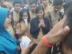 siswa-sman-3-palangkaraya-saat-menerima-amplop-berisi-hasil-un-dari-gurunya_20160507_131032.jpg