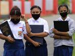 siswa-smp-negeri-6-jayapura-dengan-masker-di-wajahnya-berjalan-meninggalkan-sekolah.jpg