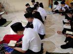 siswa-smpit-al-khair-barabai-melaksanakan-kegiatan-membaca-alquran-di-sekolah.jpg