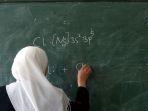 siswi-berjibab-sedang-menjawab-pertanyaan-di-papan-tulis.jpg