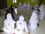 siswi-sman-2-martapura-latihan-penyelenggaraan-jenazah.jpg