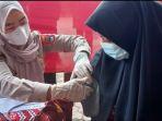 siswi-sman-5-banjarmasin-dapat-vaksin-covid-19-di-gerai-vaksin-presisi-polda-kalsel-07112021.jpg