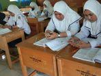 siswi-smpn-35-banjarmasin-belajar-melalui-gadget-untuk-persiapan-unbk-kamis-2412019.jpg