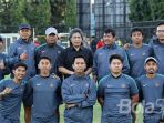 skuad-timnas-u-19-berfoto-bersama-budayawan-emha-ainun-nadjib_20170901_145948.jpg