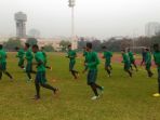 skuat-timnas-indonesia-menjalani-sesi-latihan-perdana_20161205_163134.jpg