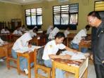 sman-1-paringin-sefek-balangan-ujian-nasional_20150413_111447.jpg