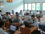 smkn-1-tanjung-ujian-nasional-online-atau-ujian-berbasis-komputer_20150413_114626.jpg