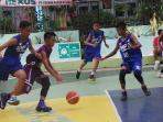 smpn-3-banjarmasin-vs-smpn-5-banjarbaru-di-kejuaraan-basket-kanaan_20161012_221944.jpg