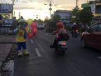 sosok-badut-ying-yang-berdiri-di-pinggir-jalan-a-yani-di-kawasan-kota-banjarbaru.jpg