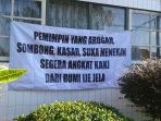 spanduk-protes-yang-dipasang-pegawai-kantor-kemenag_20180319_113141.jpg