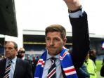 steven-gerrard-disambut-ribuan-suporter-saat-diperkenalkan-sebagai-pelatih-rangers-liga-skotlandia.jpg