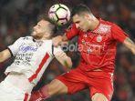 striker-bali-united-ilija-spasojevic-berduel-dengan-bek-persija.jpg
