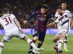 striker-barcelona-lionel-messi-tengah-mencoba-melewati-hadangan-dua-pemain-bayern-muenchen_20150507_083605.jpg