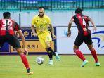 striker-barito-putera-aleksander-rakic-diadang-dua-pemain-persipura.jpg