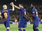 striker-fc-barcelona-luis-suarez-tengah-merayakan-golnya-bersama-samuel-umtiti_20180126_081338.jpg