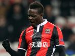 striker-ogc-nice-mario-balotelli-merayakan-gol_20180303_065103.jpg