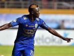 striker-persib-bandung-ezechiel-ndouassel_20170909_182221.jpg