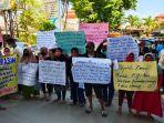 suasana-demo-yang-dilakukan-oleh-warga-di-kantor-disdukcapil-banjarmasin.jpg