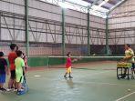 suasana-latihan-tenis-usia-dini-di-lapangan-tenis-indoor-pemuda-pelaihari-minggu-17_10-pagi.jpg