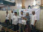 suasana-pemberian-paket-dari-pt-adaro-dan-rumah-zakat.jpg
