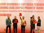 suasana-pemberian-penghargaan-terbaik-ke-2-atas-ukpbj-proaktif-tahun-202312.jpg