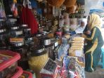 suasana-penjualan-oleh-oleh-haji-dan-umrah-di-pasar-sudimampir-banjarmasin_20180903_202315.jpg