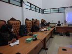 suasana-rapat-kerja-komisi-ii-dengan-dispusip-tala-di-ruang-rapat-dprd-tala-senin-1432.jpg