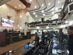 suasana-rapat-paripurna-ke-11-masa-sidang-kedua-dprd-kalsel.jpg