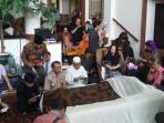suasana-rumah-duka-di-kediaman-adnan-buyung-nasution_20150923_164405.jpg
