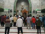 suasana-salat-zuhur-di-masjid-noor.jpg