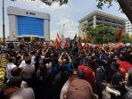 suasana-unjuk-rasa-mahasiswa-di-jalan-lambung-mangkurat-banjarmasin.jpg