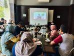 suasana-webinar-yang-diikuti-oleh-beberapa-awak-media-di-banjarmasin.jpg