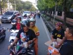 suporter-barito-putera-sopbuntut-1988-membagikan-takjil-di-depan-ulm-banjarmasin_20180603_185351.jpg
