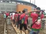 suporter-indonesia-menuju-stadion-pakansari_20161214_152128.jpg