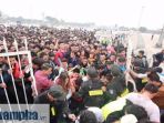 suporter-vietnam-berdesak-desakkan-membeli-tiket-laga-semifinal_20161205_142150.jpg
