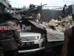 suzuki-ertiga-da-1064-cg-tertimpa-reruntuhan-gudang-yang-terbakar-di-pekapuran-banjarmasin-1.jpg