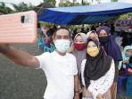 syafruddin-saat-selfi-dengan-pemuda-pemudi-di-karang-bintang-tanbu-kalsel-15102020.jpg