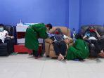syahrian-nurdin-dan-staf-mendonorkan-darahnya-di-pmi-tala-di-jalan-h.jpg