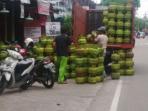 tabung-gas-elpiji-3-kilogram-saat-baru-diturunkan-dari-truk_20160223_090822.jpg
