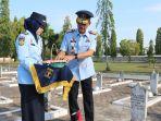 tabur-bunga-di-TMP-Bumi-Kencana.jpg