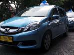 taksi-reguler-jenis-multi-purpose-vehicle-mpv-honda-mobilio-yang-diluncurkan-pt-blue-bird-tbk_20160323_114022.jpg