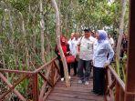 taman-wisata-alam-pulau-bakut-yang-berada-di-bawah-jembatan-barito.jpg
