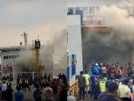 tampak-kapal-ferry-terbakar-di-Pelabuhan-Bakauheni-Jumat-20102023-sore.jpg