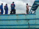 tampak-kapal-ikan-dengan-beberapa-anggota-ksop-kelas-i-banjarmasin-sampah-x.jpg