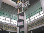 tangga-di-masjid-pusaka-banua-lawas-kabupaten-tabalong-provinsi-kalsel-selasa-6102020.jpg
